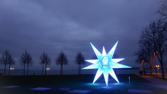 Leuchtender Stern in Stralsund vor der Küste. © NDR Foto: Anne Schönemann aus Stralsund