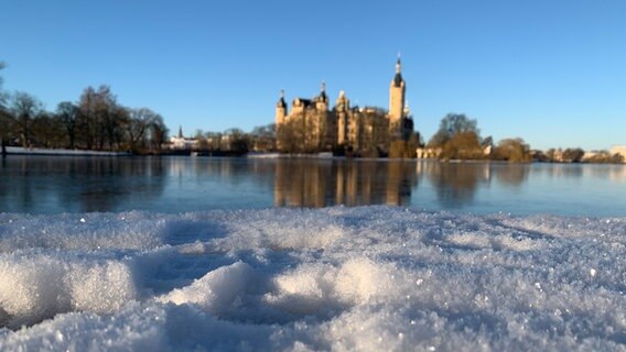 Schnee vor dem Schweriner Schloss © NDR Foto: Marla Kähler aus Schwerin