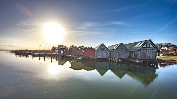 Blick auf Bootshäuser in Althagen © NDR Foto: Ralf Ottmann aus Wöbbelin