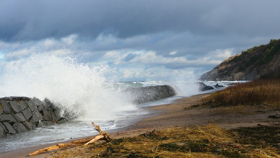 Wellen brechen sich am Ostseestrand © NDR Foto: Gerald Schneider aus Kloster auf Hiddensee