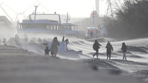 Ein Sandsturm fegt über die Mauern am STrand von Warnemünde hinweg. © NDR Foto: Stephan Rohde aus Rostock