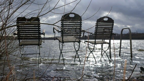 Stühle direkt am See stehen unter Wasser.  Foto: Wenke Stahlbock aus Tating