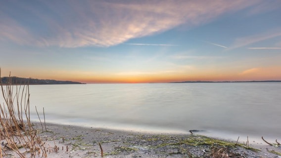 Sonnenuntergang an der Hagenschen Wiek.  Foto: Denise Butke aus Mönchgut