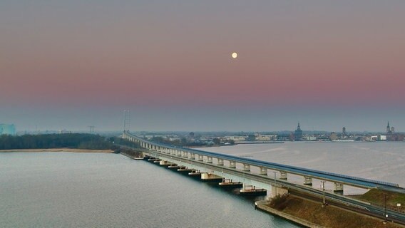 blaue Stunde über Stralsund  Foto: Rayko Heuker aus Bergen auf Rügen