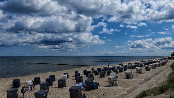 leere Strandkörbe und Wolken am Strand von Koserow auf Usedom © NDR Foto: Achim Otto aus Wuppertal