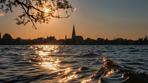 Schweriner Dom bei Sonnenuntergang © NDR Foto: Diane Eggert aus Fahrbinde