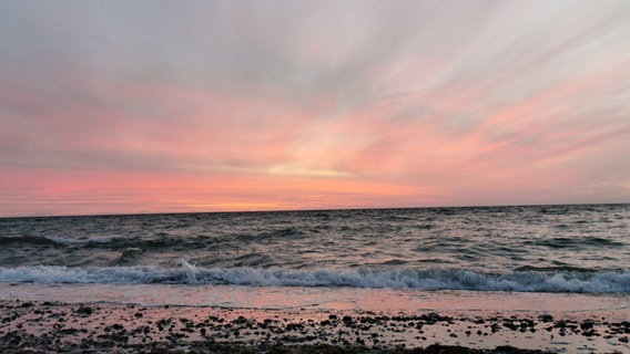 Ein faszinierender Abendhimmel in beruhigenden Pastellfarben erstreckt sich über der Ostsee in Rerik. © NDR Foto: Dagmar Höhler aus Boizenburg