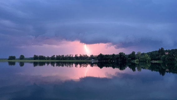 Ein Blitz schlägt ein, im Vordergrund ein großer See © NDR Foto: Cornelia Strubelt aus Waren (Müritz)