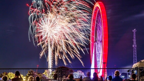 Ein Feuerwerk bei Nacht. © NDR Foto: Helmut Strauß aus Grevesmühlen