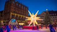 Beleuchteter Stern auf einem Weihnachtsmarkt. © NDR Foto: Hagen Thom aus Stralsund