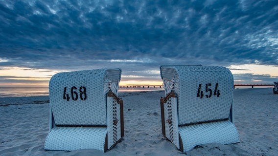 Zwei Strandkörbe am Strand. © NDR Foto: Klaus Haase aus Prerow