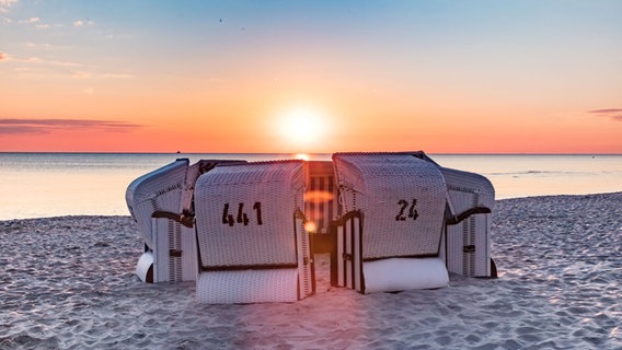 Strandkörbe am Strand bei Sonnenaufgang. © NDR Foto: Klaus Haase aus dem Ostseebad Prerow