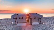 Strandkörbe am Strand bei Sonnenaufgang. © NDR Foto: Klaus Haase aus dem Ostseebad Prerow