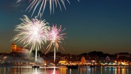 Feuerwerk über dem Stadthafen in Waren © NDR Foto: Wolfgang Wiehle aus Waren