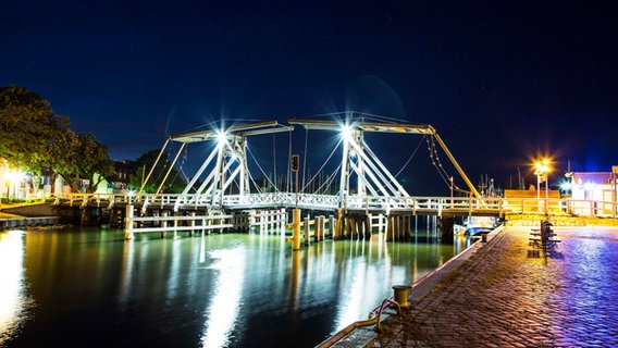 Wiecker Brücke bei Nacht © NDR Foto: Dieter Schmidtke aus Greifswald