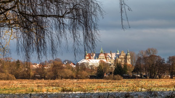 Das Güstrower Schloss in winterlicher Stimmung. © NDR Foto: Marlis Börger aus Güstrow