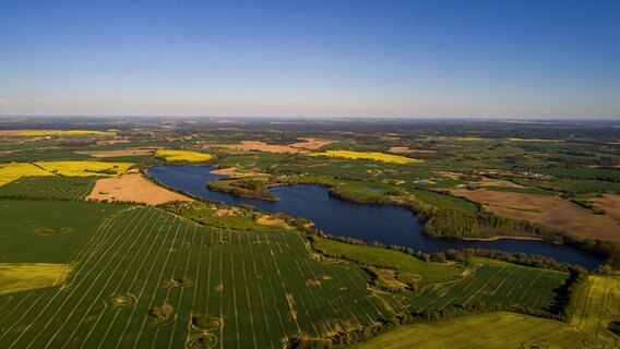 Luftbild von der Landschaft um den Keezer See © NDR Foto: Thomas Hausrath und Marcel Guth aus Rostock