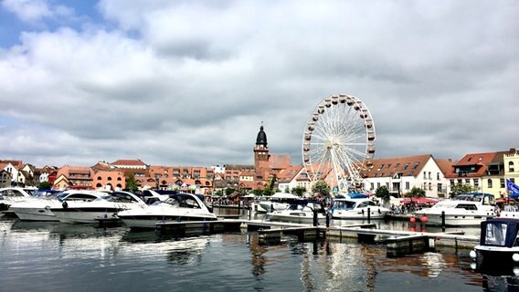 Boote liegen in einem Hafen vor einer Stadt. © NDR Foto: Anne Lubomierski aus Dargun