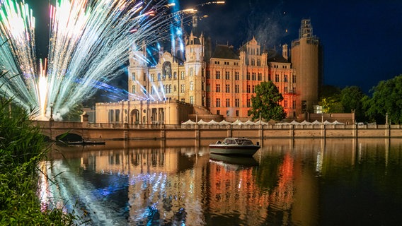 Ein Feuerwerk wird vor dem Schloss in Schwerin gestartet. © NDR Foto: Axel Schliemann aus Wölzow