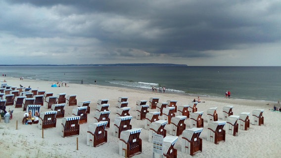 Eine dunkle Wolke zieht über dem Ostseestrand auf. © NDR Foto: Herberst Damerow aus Binz