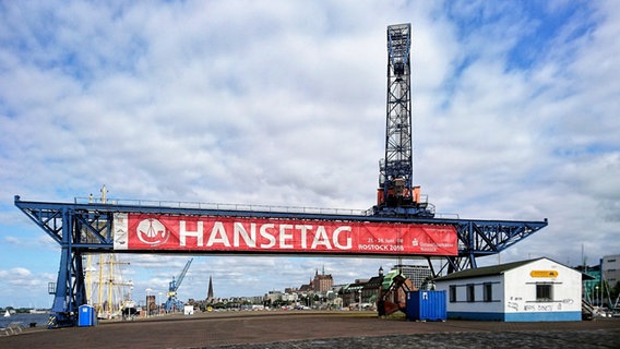 Ein Kran im Rostocker Stadthafen ist mit einem Banner vom Hansetag behängt. © NDR Foto: Bringfried Eisermann aus Bentwisch