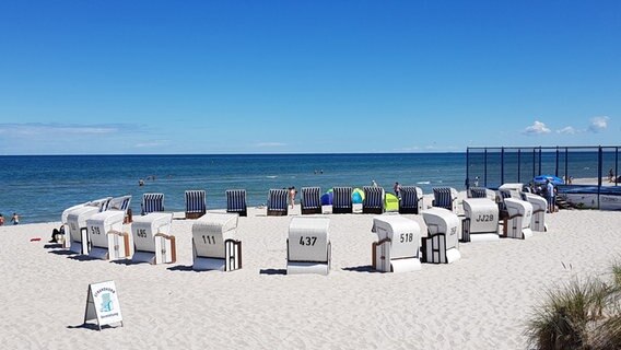 Strandkörbe stehen im Kreis © NDR Foto: Klaus Haase aus Prerow