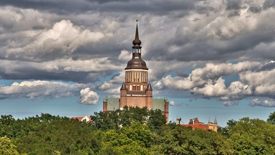 Wolken hinter der Marienkirche in Stralsund © NDR Foto: HArtmut Heidrich aus Stralsund