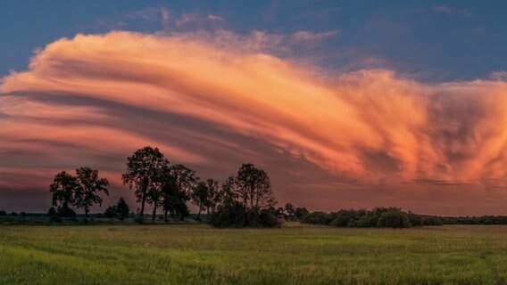 Ein Wolkenband zieht über den Himmel. © NDR Foto: Martina Borchardt aus Neustrelitz