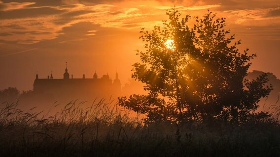 Güstrower Schloss kurz nach Sonnenaufgang © NDR Foto: Jürgen Evert aus Güstrow