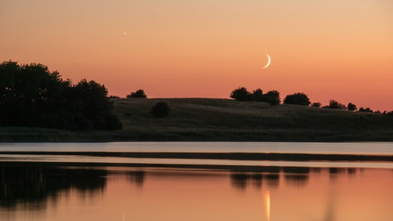 Untergehender Mond Naturschutzgebiet Devin © NDR Foto: Peter Schumacher aus Sundhagen