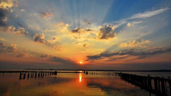 Sonnenaufgang über dem Strelasund. © NDR Foto: Christian Ramlow aus Stralsund
