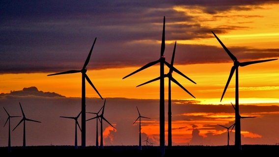 Sonne geht hinter Windrädern unter. © NDR Foto: Eckhard Wolfgramm aus Salow,