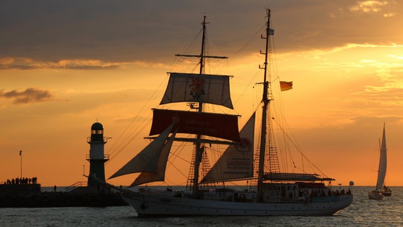 Segelboot auf der Ostsee im Abendlicht. © NDR Foto: Enrico Löffler aus Rostock