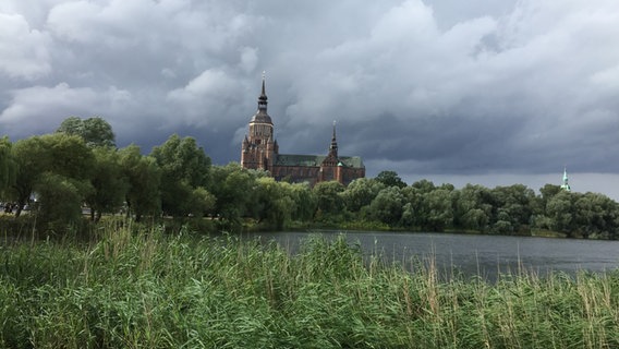 St. Marien Kirche Stralsund unter Regenwolken. © NDR Foto: Grabriel Braatz aus Velgast
