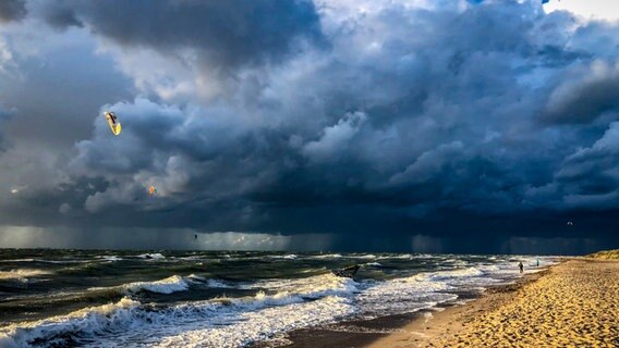 Blick von der Steilküste bei Warnemünde auf den Strand. © NDR Foto: Anne-Marie Böhl aus Lübz