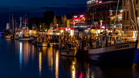 Boote liegen bei Nacht in Warnemünde am Alten Strom im Wasser. © NDR Foto: Helmut Strauß aus Grevesmühlen,