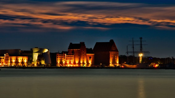Stralsunder Hafensilhouette bei Nacht © NDR Foto: Hartmut Heidrich aus Stralsund