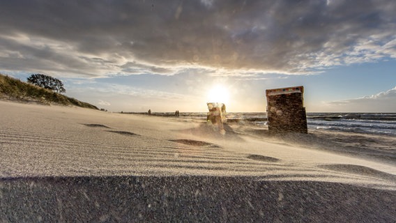 Sand wird am Strand in Ahrenshoop aufgewirbelt. © NDR Foto: Klaus Haase aus Prerow