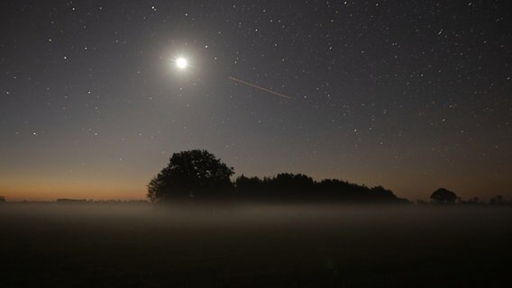 Mond am sternenklaren Himmel. © NDR Foto: Uwe Meyer aus Lübtheen