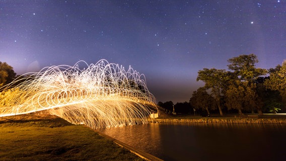 Lichtspiel auf einer Brücke © NDR Foto: Ralph Gröger aus Neubrandenburg