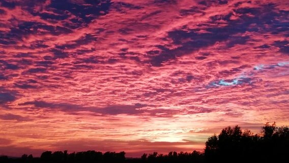 Die untergehende Sonne strahlt die Wolken an. © NDR Foto: Andre Selent aus Vercheb