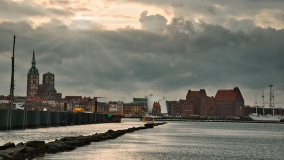 Blick auf das Panorama der Hansestadt Stralsund bei winterlichem Wetter. © NDR Foto: Hartmut Heidrich aus Stralsund