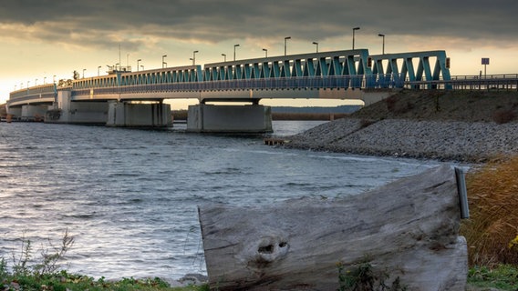 Die Peenebrücke in Zecherin bei winterlichem Sonnenuntergang. © NDR Foto: Günter Kamp aus Greifswald