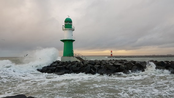 Ein grüner Leuchtturm, umgeben von Meereswellen. © NDR Foto: Thomas Ahrens aus Plate