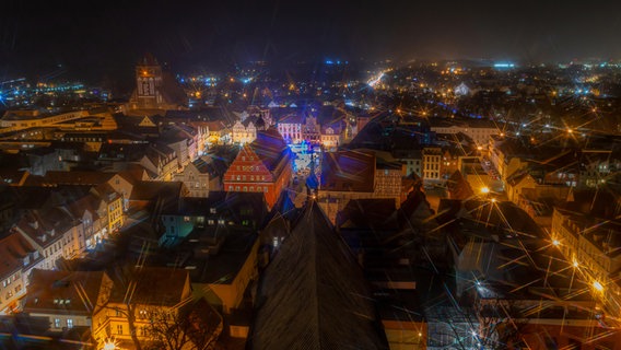 Eine erleuchtete Stadt aus der Vogelperspektive. © NDR Foto: Uwe Kantz aus Hinrichshagen