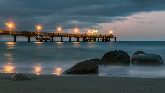 Die Seebrücke in Kühlungsborn in der Abenddämmerung. © NDR Foto: André Rudat aus Kühlungsborn