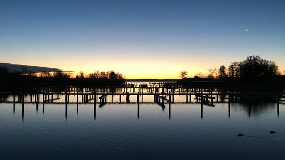 Sonnenuntergang über einem See. © NDR Foto: Johann Rathke aus Schwerin
