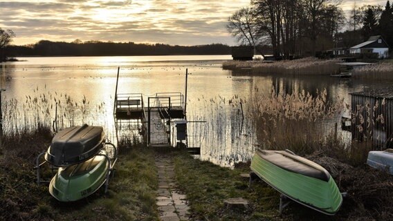 Zwei Boote liegen am Ufer eines Sees. © NDR Foto: Frank Palmdorf aus Gardelegen