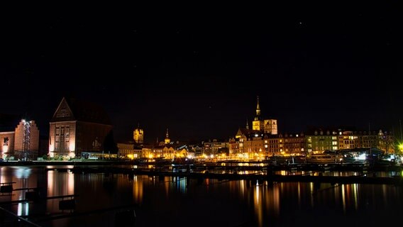 Das beleuchtete Stralsund bei Nacht. © NDR Foto: Hartmut Heidrich aus Stralsund