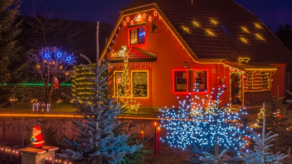 Weihnachtlicht beleuchteter Yachthafen in Boltenhagen. © NDR Foto: Norbert Brandt aus Neubrandenburg